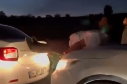 Çekme halatı bulamayınca iki araç arasına insan koydular