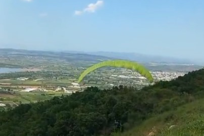 Bursa’da korkutan yamaç paraşütü kazası: Ormana sert iniş!