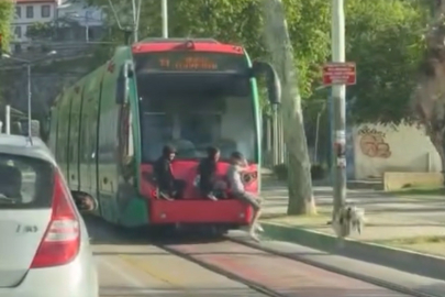 Osmangazi'de tramvay arkasında "Askıda" yolculuk