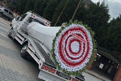 "Sıradışı olsun istedik": Dev çiçekli teklif sosyal medyayı salladı