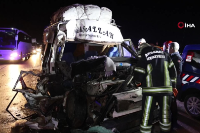 Tarım işçilerini taşıyan minibüs tıra çarptı: 12 yaralı