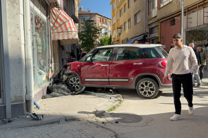 Ara sokakta can pazarı: Kontrolden çıkan otomobil dehşet saçtı