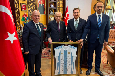 Şampiyon Erzurumspor’dan Bahçeli’ye ziyaret: Süper Lig forması takdim edildi