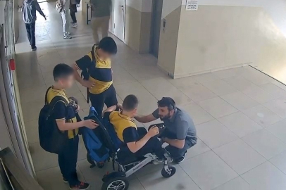 Asansör bozulunca engelli öğrencisini sırtında taşıdı