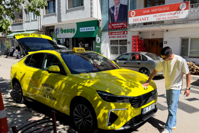Dedesinin hediye ettiği yeni Togg'u taksi yaptı! Görenler fotoğraf çektirmek için sıraya giriyor