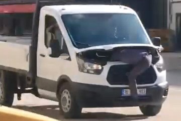 Sosyal medya bu görüntüleri konuşuyor: Kaput üstünde korkutan arıza tespiti