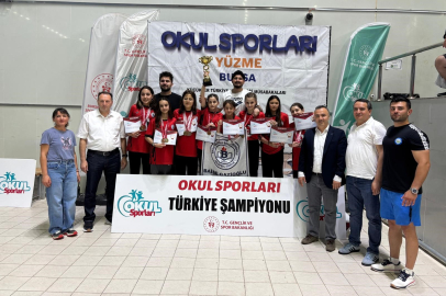 Kızlarda şampiyonluk erkeklerde derece: Baise Gazioğlu Bosut Ortaokulu'ndan çifte kupa