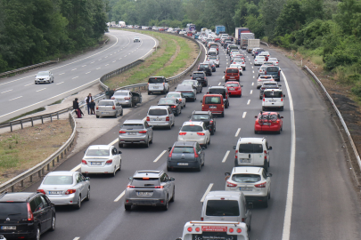 Bayram tatilinin ilk sabahında Sakarya geçişinde trafik durma noktasına geldi