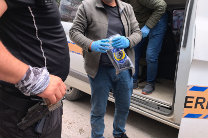 İnegöl'de polisten kaçarken yakalandı: Üzerinden ruhsatsız silah çıktı!