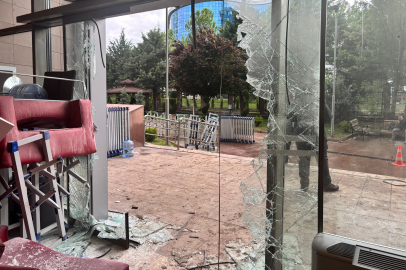 Özgür Özel ve ekibi genel merkez binasından ayrıldı
