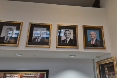CHP Genel Merkezi’nde fotoğraf savaşları! Özgür Özel siyah-beyaz oldu, 12. kata o isimlik tekrar çakıldı!