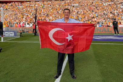 İngiltere'de tarihi gece! Acun Ilıcalı Premier Lig kutlamalarında meydanı inletti, Türk Bayrakları dalgalandı!
