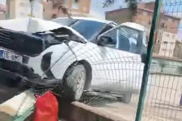 Okul bahçesinde korku dolu anlar! Süratle gelip duvara çarptı: Şans eseri...