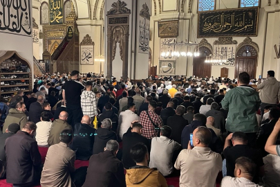Bursa’da bayram namazında tarihi camilere akın