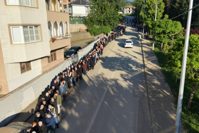 Bursa'da inanılmaz görüntü! 1 kilometrelik bayramlaşma kuyruğu dronla görüntülendi