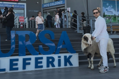 Kurbanlık koçuyla teleferik keyfi yaptı