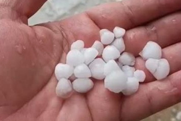 Ceviz büyüklüğünde dolu paniği: Araçlar battaniyeyle korunmaya çalışıldı!