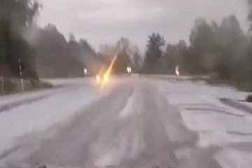 Dolu yağışı yolu beyaza bürüdü
