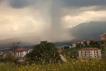 İnegöl’de aniden bastıran sağanak yolları göle çevirdi! Hortum görüntüsü şaşkınlık yarattı