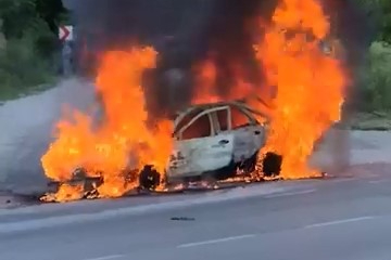 Seyir halindeki araç alevlere teslim oldu