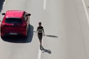 Akan trafikte canını hiçe saydı: Ters yönde yürüyen çocuk yürekleri ağza getirdi!