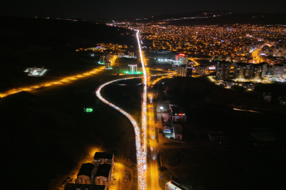 43 ilin geçiş noktasında gece yarısı kilometrelik kuyruk