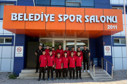 İnegöl Belediyespor Midi Erkekler voleybol takımı şampiyonluk yolunda