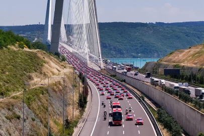 Riva'dan havalimanına Togg konvoyu: Ay-Yıldızlılar yolculuğa milli markayla çıktı