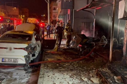 Alevler mobilya deposunu sardı: Tedbiren boşaltılan binada büyük panik