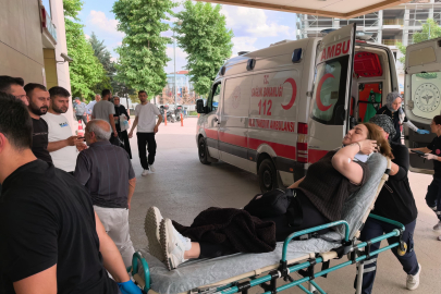 Kontrolsüz kavşakta şiddetli çarpışma: Otomobil ile halk minibüsü çarpıştı, 3 yaralı!