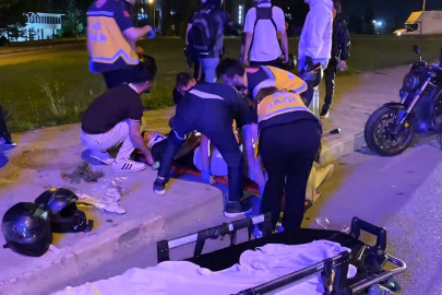 Motosiklet park halindeki 2 motosiklete çarptı 3 yaralı