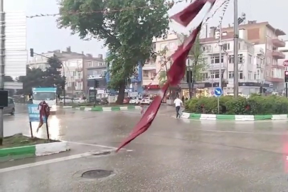 Bursa'da sağanak yağış vatandaşlara zor anlar yaşattı