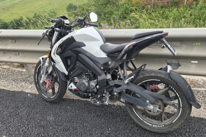 Motosiklet virajda savruldu sürücü ağır yaralı