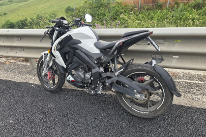 Motosiklet virajda savruldu sürücü ağır yaralı
