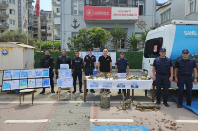 Polis dalgıçlar Mudanya sahilini temizledi: Çıkarılan atıklar ibret olsun diye sergilendi