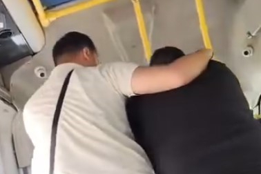 Bursa'da 5 TL kavgası: Minibüste yolcu ile şoför birbirine girdi!