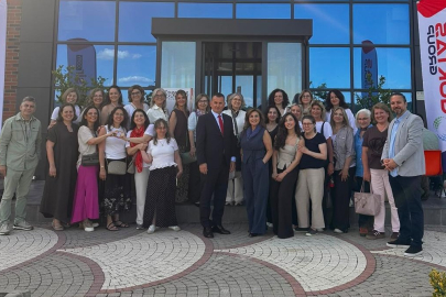 "Bu Çaydanlıklar Çıldırmış Olmalı" sergisi kapılarını açtı