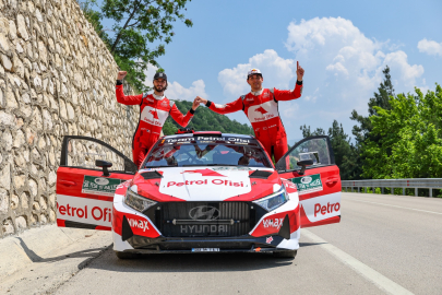 Bursa Rallisi'ni Kerem Kazaz kazandı