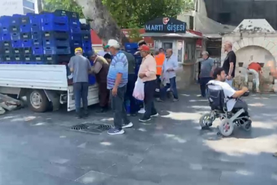 Halde alıcı bulamadığı 4 ton domatesi vatandaşlara ücretsiz dağıttı