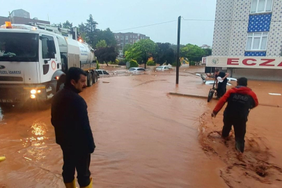 Sağanak yağmur kenti sulara gömdü