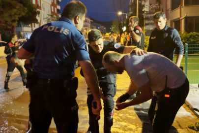 Dehşet anları: Kızını rahatsız eden gencin kulağını kesti!