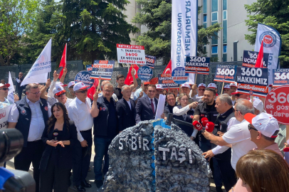 Memurlar taleplerini "sabır taşı" ile dile getirdi