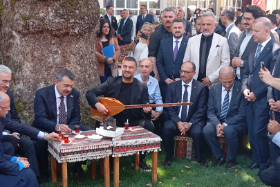 Milli Eğitim Bakanı Yusuf Tekin Bursa'da türkü söyledi