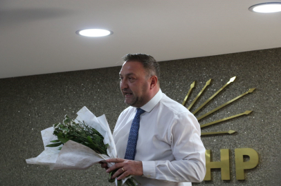 İzmir CHP'de olaylı gece! Yeni başkan binayı teslim aldı