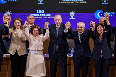 Erdoğan rozetlerini taktı: 3 ilçe belediye başkanı saf değiştirdi