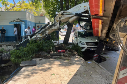 Mudanya'da korku dolu anlar: Vinç otomobilin üzerine devrildi, kepçe dereye düştü!
