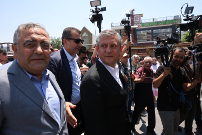 Özgür Özel Diyarbakır'dan seslendi: "Selahattin Demirtaş’ın selamı başımızın üstündedir"