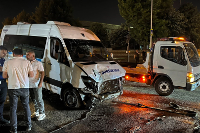 Bursa'da kontrolden çıkan servis minibüsü kaza yaptı