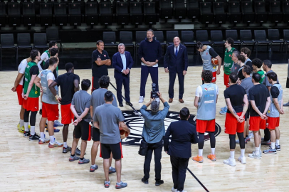 Bakan Bak, A Milli Basketbol Takımı'nın antrenmanını takip etti