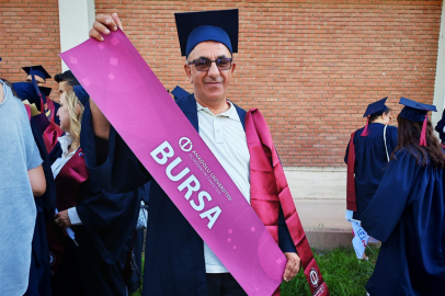 Bursa'da rekortmen doktor: 10'uncu diplomasını aldı!